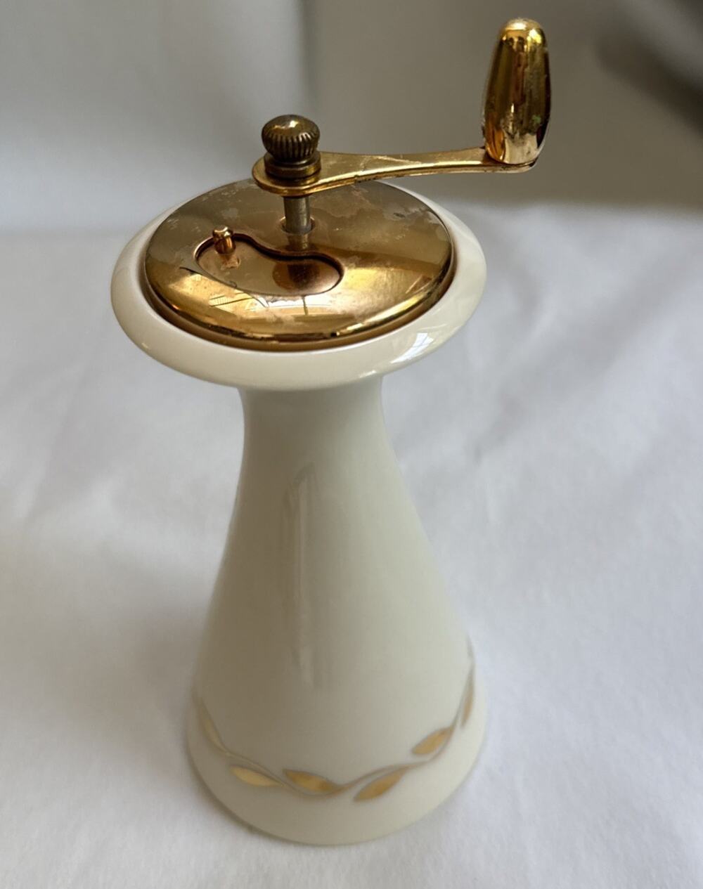 Lenox GOLDEN WREATH design Pepper Mill. In Working Condition. Vintage